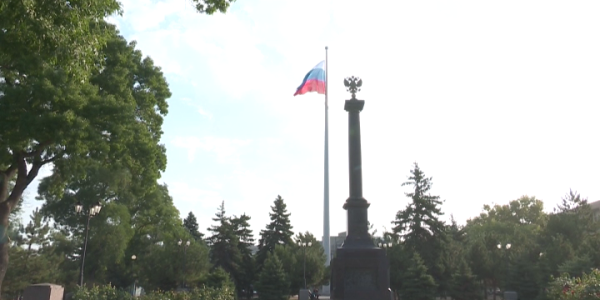 День Государственного флага: в Анапе российский триколор подняли на 42,5 м