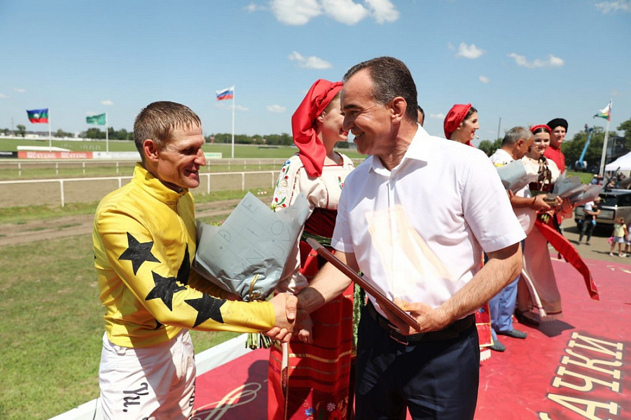 Кондратьев наградил победителей скачек на Кубок губернатора