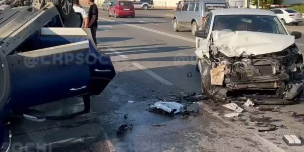 В Сочи в массовой аварии на перекрестке пострадали два человека