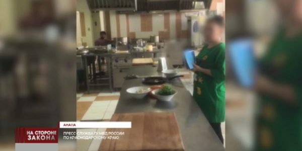 В Анапе полицейские задержали поваров-нелегалов