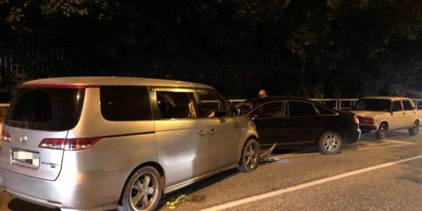 В Сочи на трассе в лобовом ДТП с двумя иномарками пострадали трое детей