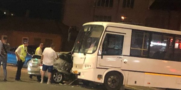 В Краснодаре водитель иномарки пострадала при столкновении с маршруткой без пассажиров