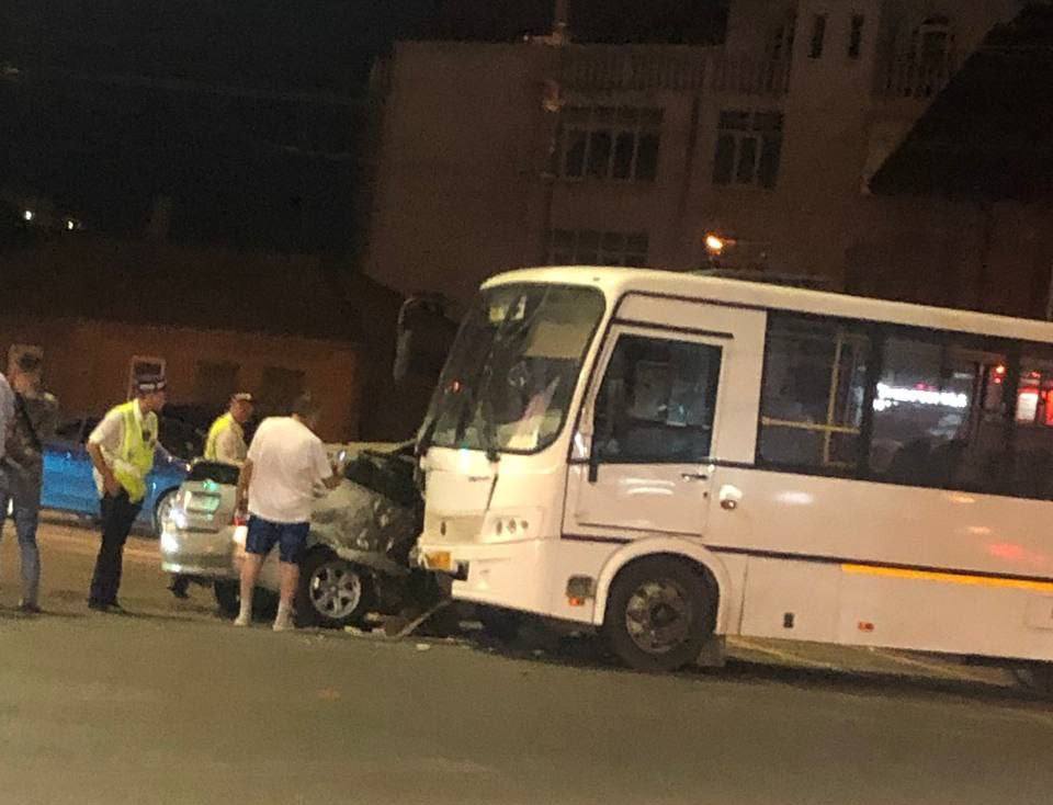 В Краснодаре водитель иномарки пострадала при столкновении с маршруткой без пассажиров