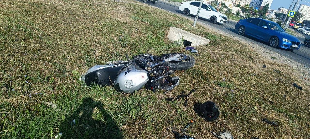 В Анапе мотоциклист протаранил иномарку и пролетел около 15 метров