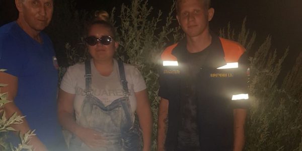 В Новороссийске спасатели вытащили из оврага девушку