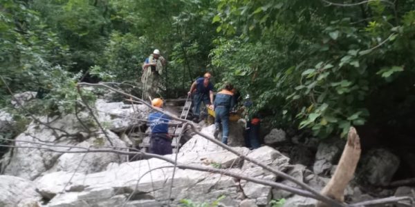 В Сочи спасатели эвакуировали туриста, упавшего со склона во время экскурсии к водопадам