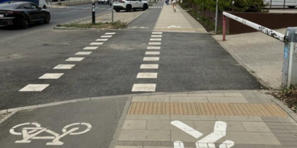 В Краснодаре на 6 остановках и 23 пешеходных переходах уложат тактильную плитку