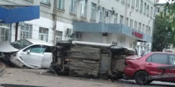В Усть-Лабинске автомобиль врезался в больницу и опрокинулся на бок