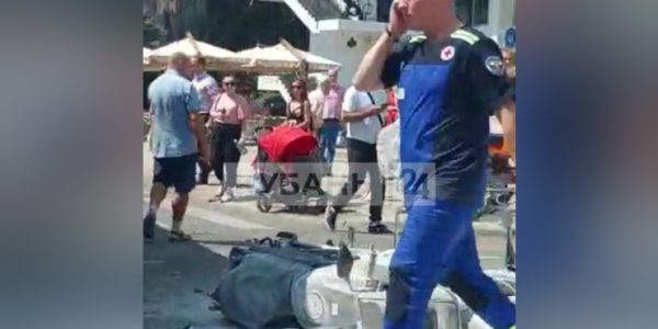 В Краснодаре мотоциклистка проехала на красный свет и попала под колеса автобуса