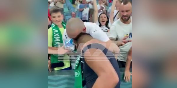 На матче ФК «Сочи» пьяный фанат отобрал у ребенка подаренную Нобоа майку