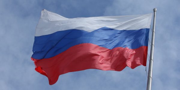 Опрос: большинство россиян положительно относятся к поднятию флага в школах