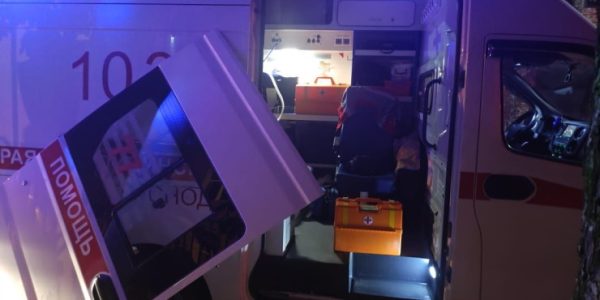 В Краснодаре пьяный мужчина вырвал дверь ехавшей на вызов машины скорой помощи