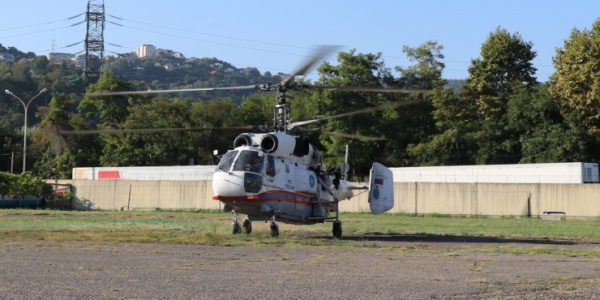 В Сочи спасатели с вертолета ищут туриста, заблудившегося в районе хребта Ац