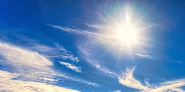 Дерматолог объяснила, как солнечные лучи воздействуют на прыщи