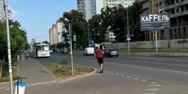 В Краснодаре мужчина на электросамокате сбил на тротуаре 8-летнего мальчика и уехал