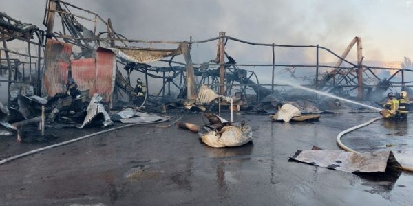 В Волгоградской области горит рынок на площади 7 тыс. кв. метров, огонь перекинулся на дом