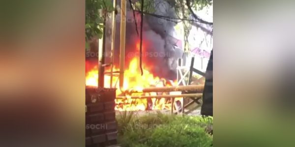 В Сочи на парковке у дома сгорели два автомобиля