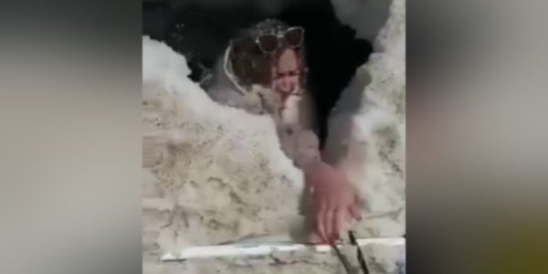 Туристка из Краснодара провалилась в 3-метровую трещину во время похода на Эльбрус
