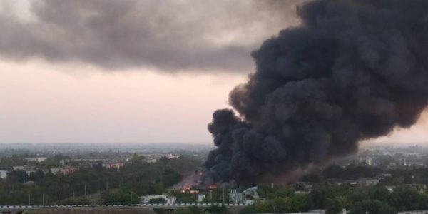 В Крыму произошел пожар на складе площадью 800 кв. метров
