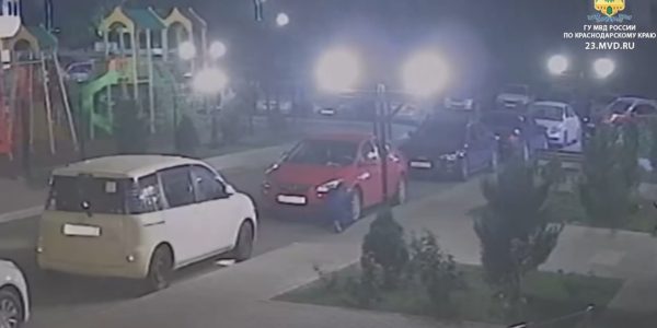 В Краснодаре полиция задержала мужчину, который ночью сжег две припаркованные иномарки