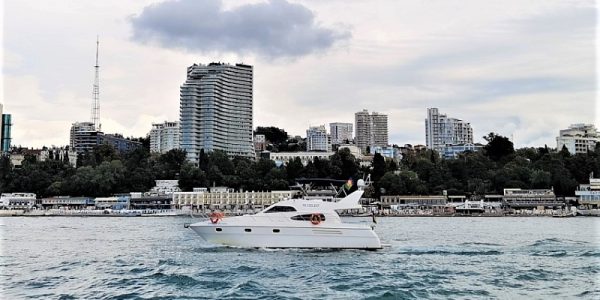 Сочинские яхтсмены отметили 85-летие Краснодарского края морским парадом