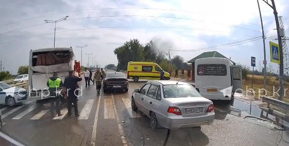 В Краснодаре маршрутчик протаранил автобус, пострадал 12-летний ребенок