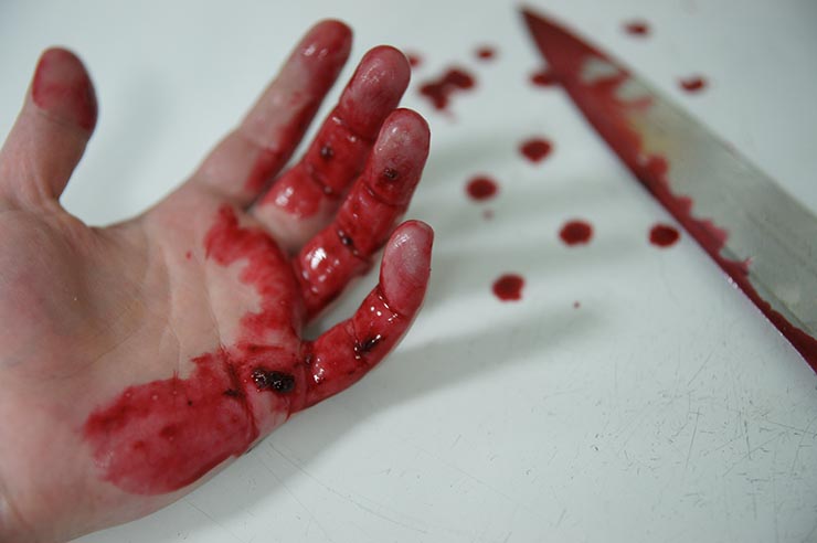 Мужчина ранил ножом в поясницу работника ларька с шаурмой в Краснодаре
