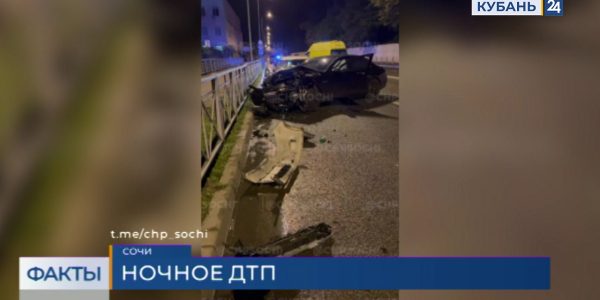 В Сочи водитель не справился с управлением и влетел во встречный автомобиль