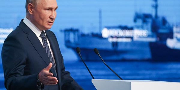 Путин: Россия не начинала военные действия на Украине, а только пытается их закончить