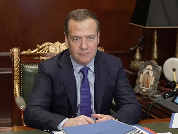 Медведев заявил о необходимости проведения референдумов в Донбассе