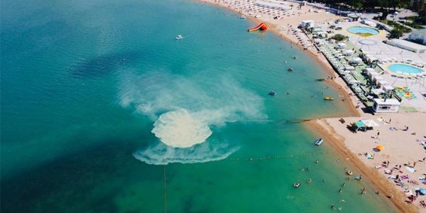 В Геленджике отдыхающие заметили непонятное пятно в морской воде