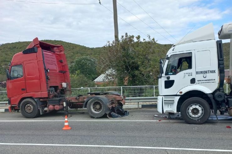 В Туапсинском районе водитель фуры погиб под колесами собственного автомобиля