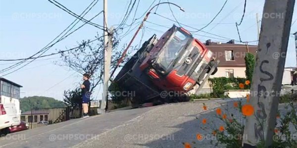 В Сочи самосвал снес столб ЛЭП, оборвал провода и обесточил улицу