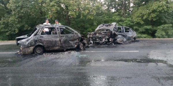 В Краснодарском крае после ДТП загорелись две иномарки, погибли три человека