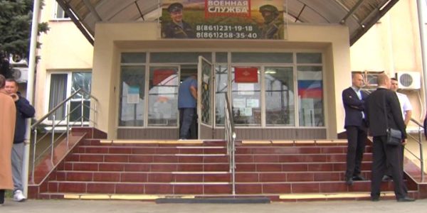 Получившие повестку мужчины Кубани уже приходят на медкомиссию | «Факты»