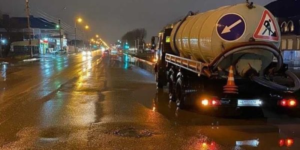 На улицах Краснодара дежурит водооткачивающая техника