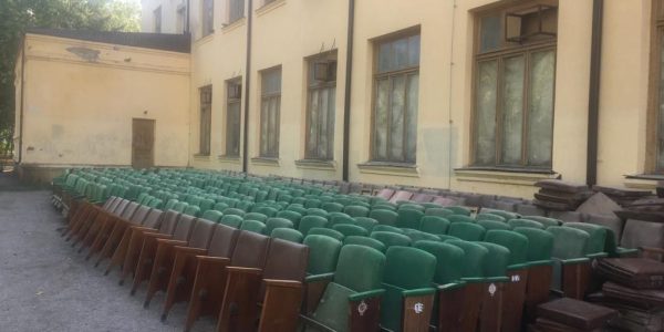 Жителям Динского района предлагают бесплатно забрать старые кресла из Дома культуры