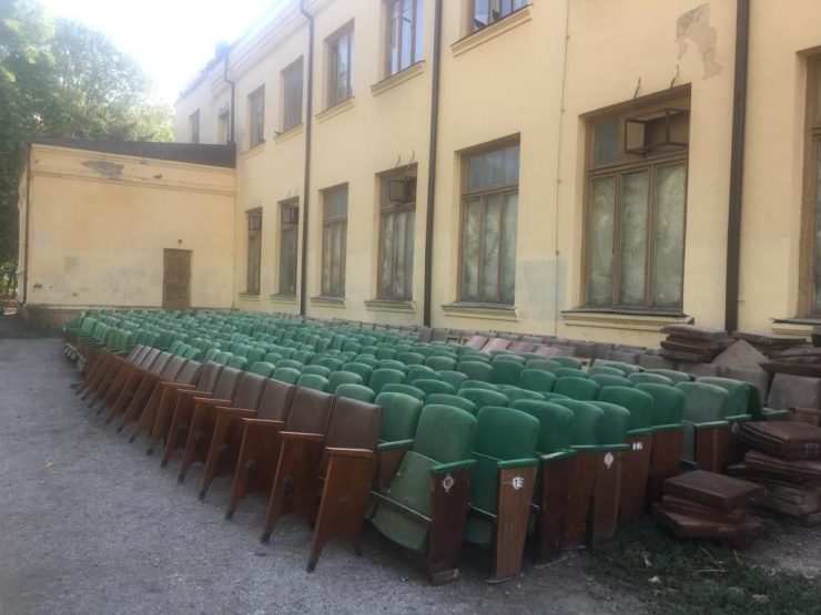 Жителям Динского района предлагают бесплатно забрать старые кресла из Дома культуры