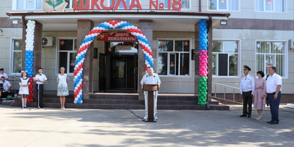Владимир Устинов поздравил школьников Кореновского района с Днем знаний
