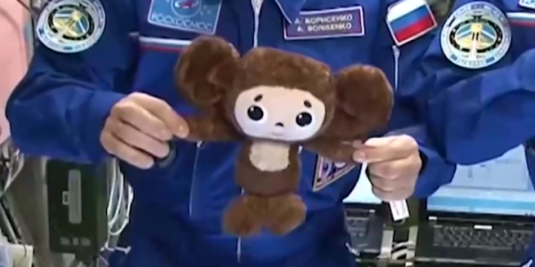 Чебурашка в космосе: персонаж стал игрушкой-талисманом экипажа корабля «Союз МС-22»