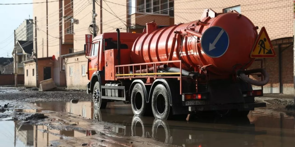 Из-за дождя на улицах Краснодара дежурит водооткачивающая техника