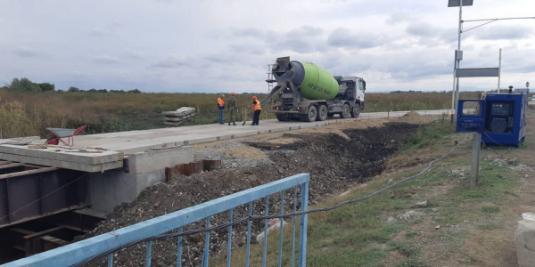В Абинском районе завершают строительство временного моста через реку Аушедз