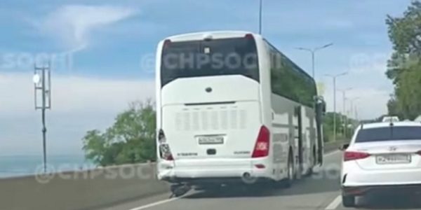 В Сочи на трассе мотоциклист влетел в пассажирский автобус