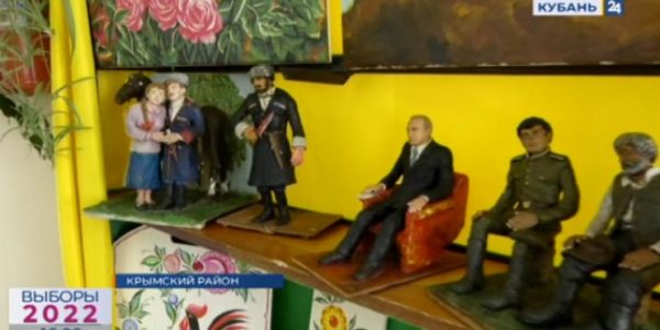В Крымском районе избирателям на участке показывали шедевры кубанского ткачества