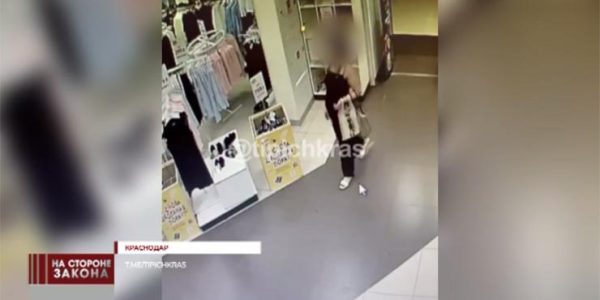 В Краснодаре беременная женщина угнала коляску из магазина