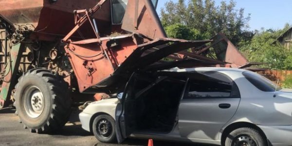 В Адыгее легковушка Chevrolet врезалась в отсекатель комбайна