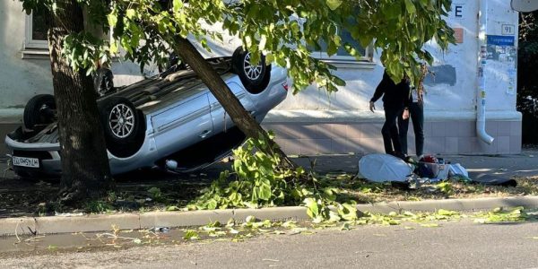 В центре Краснодара иномарка после ДТП врезалась в дерево и перевернулась