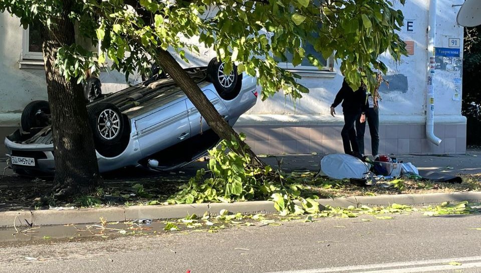 В центре Краснодара иномарка после ДТП врезалась в дерево и перевернулась