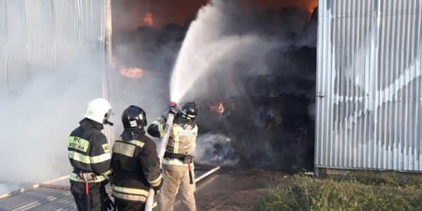 В Краснодарском крае произошел пожар в ангаре с сеном на площади 4 тыс. кв. метров