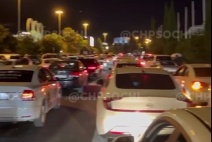 В аэропорту Сочи пожаловались на таксистов, блокирующих проезд автомобилей